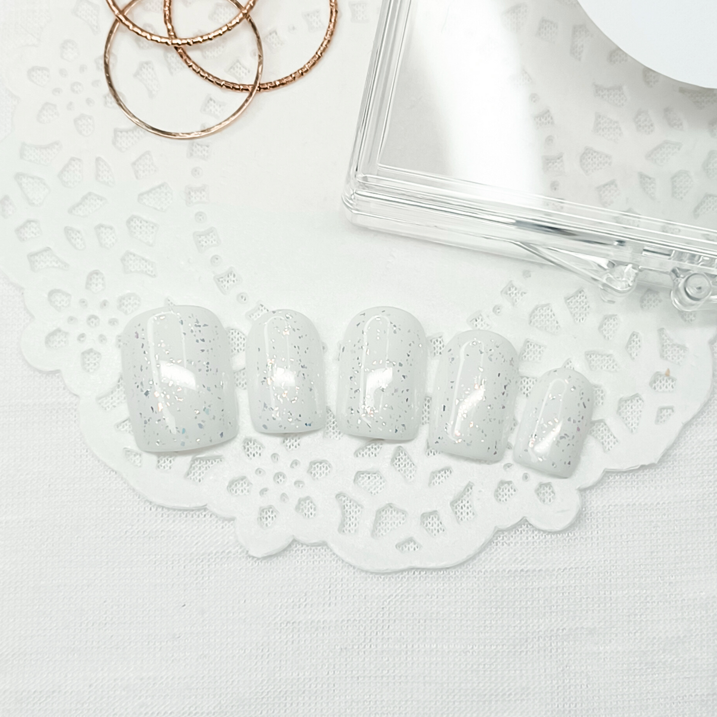 Set unghie finte press on bianco con scaglie glitter