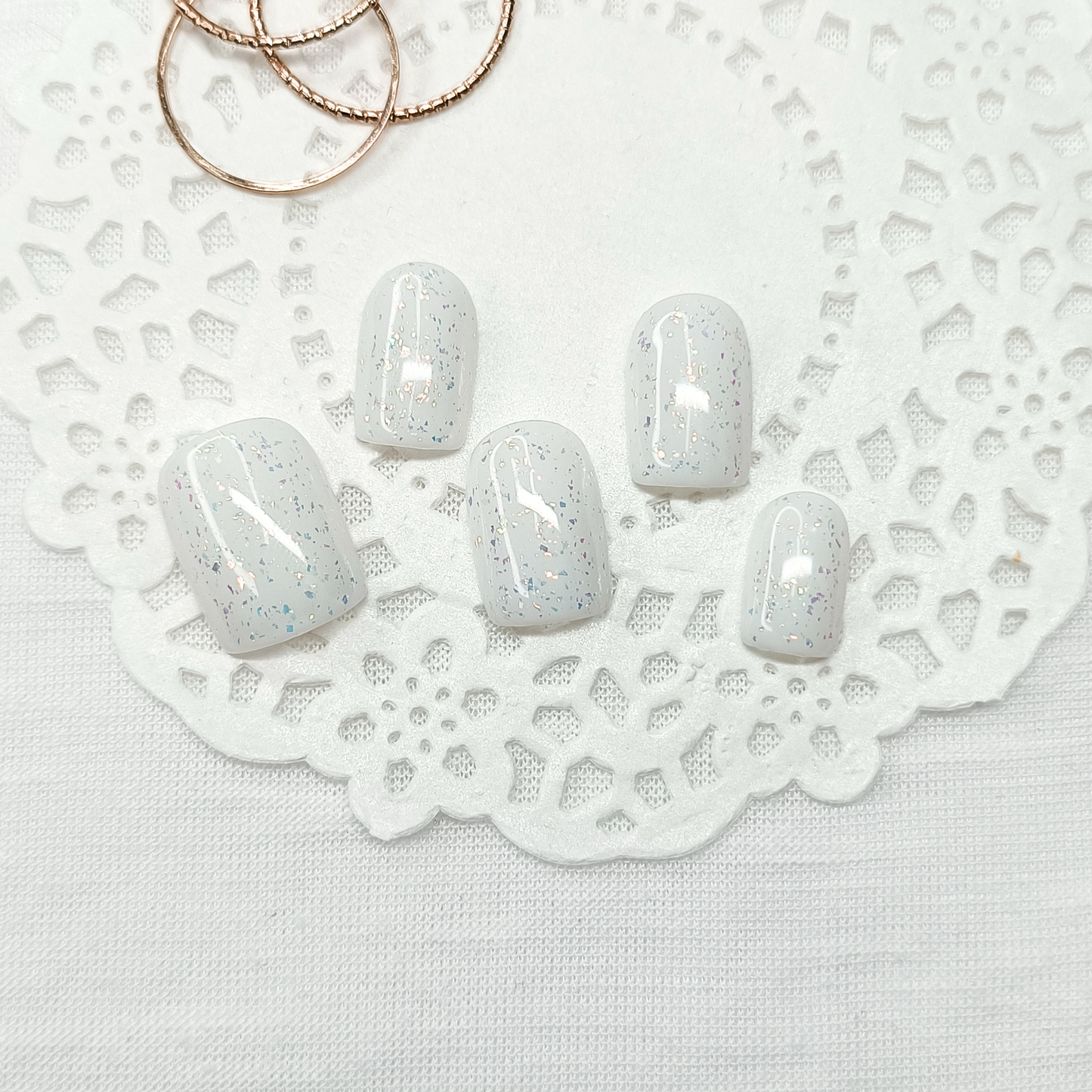 Set unghie finte press on bianco con scaglie glitter