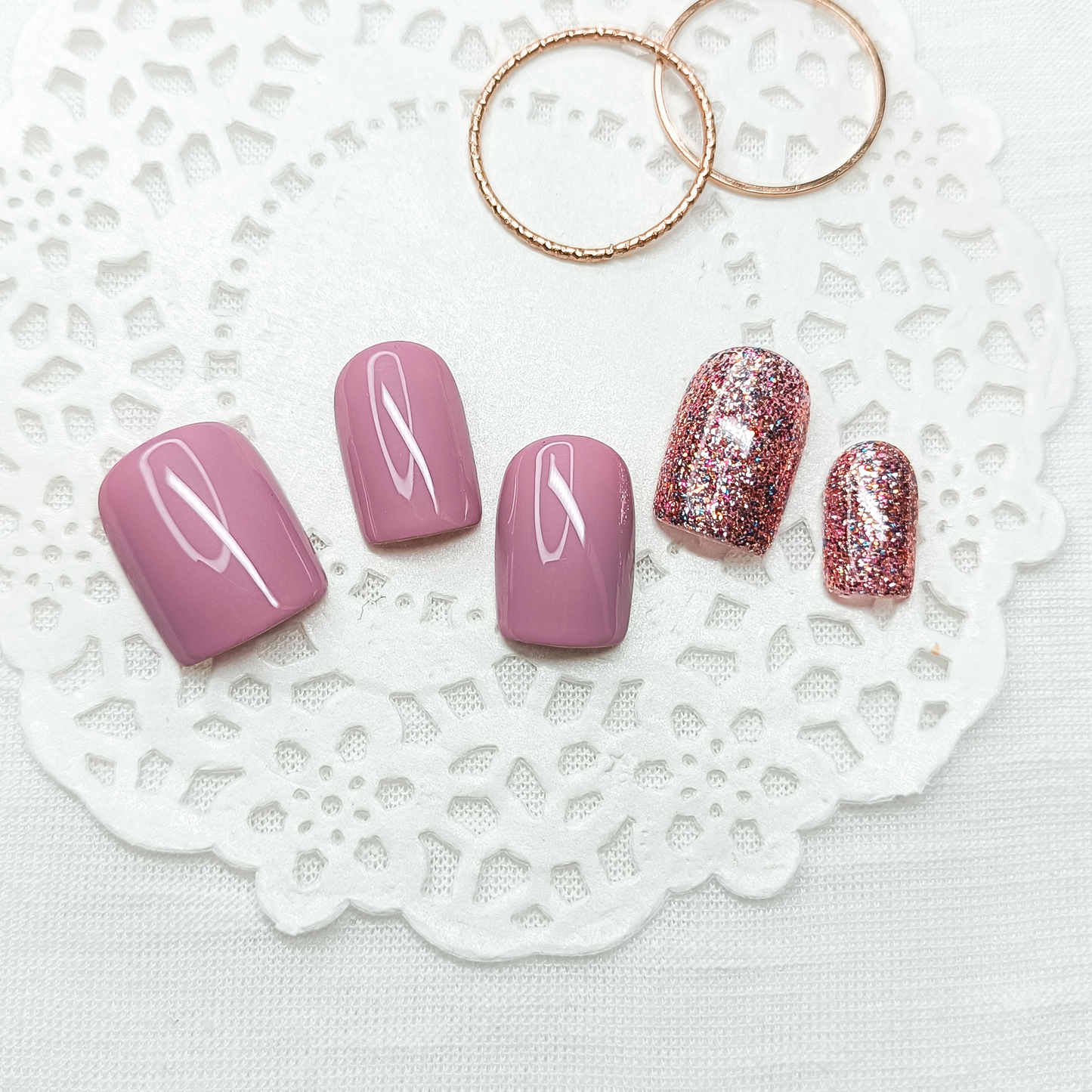 Set unghie finte rosa malva con glitter oro
