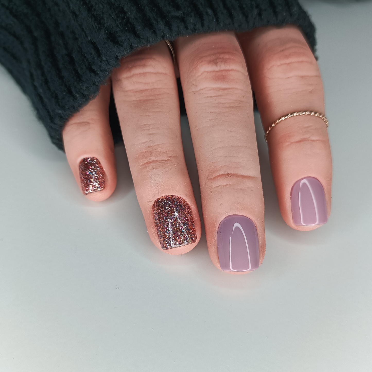 Set unghie finte rosa malva con glitter oro