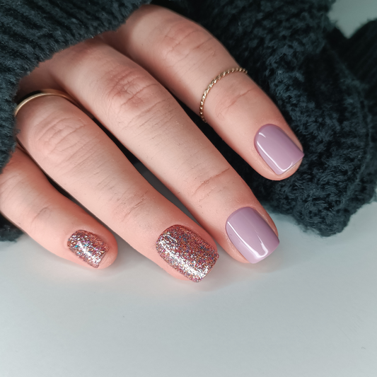 Set unghie finte rosa malva con glitter oro