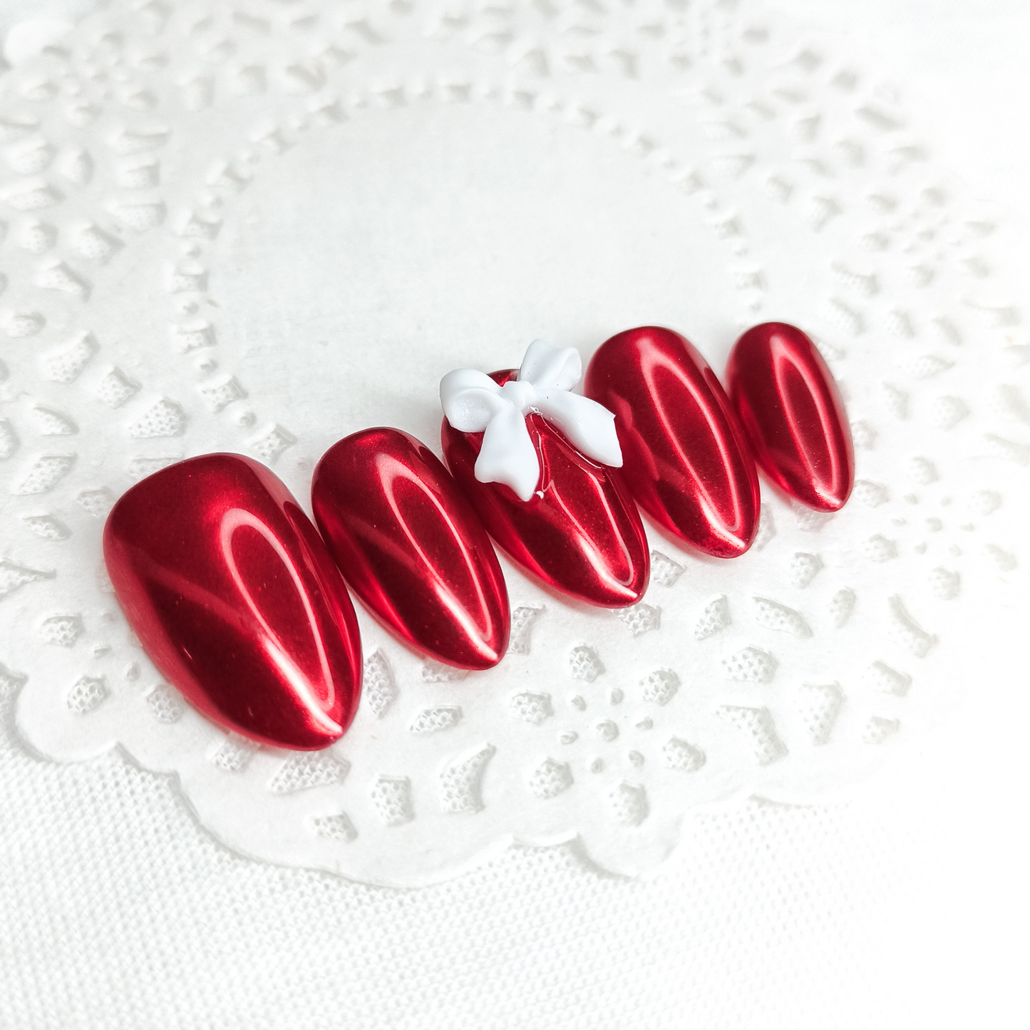 Rosso cromato con fiocco bianco unghie finte press on Natale