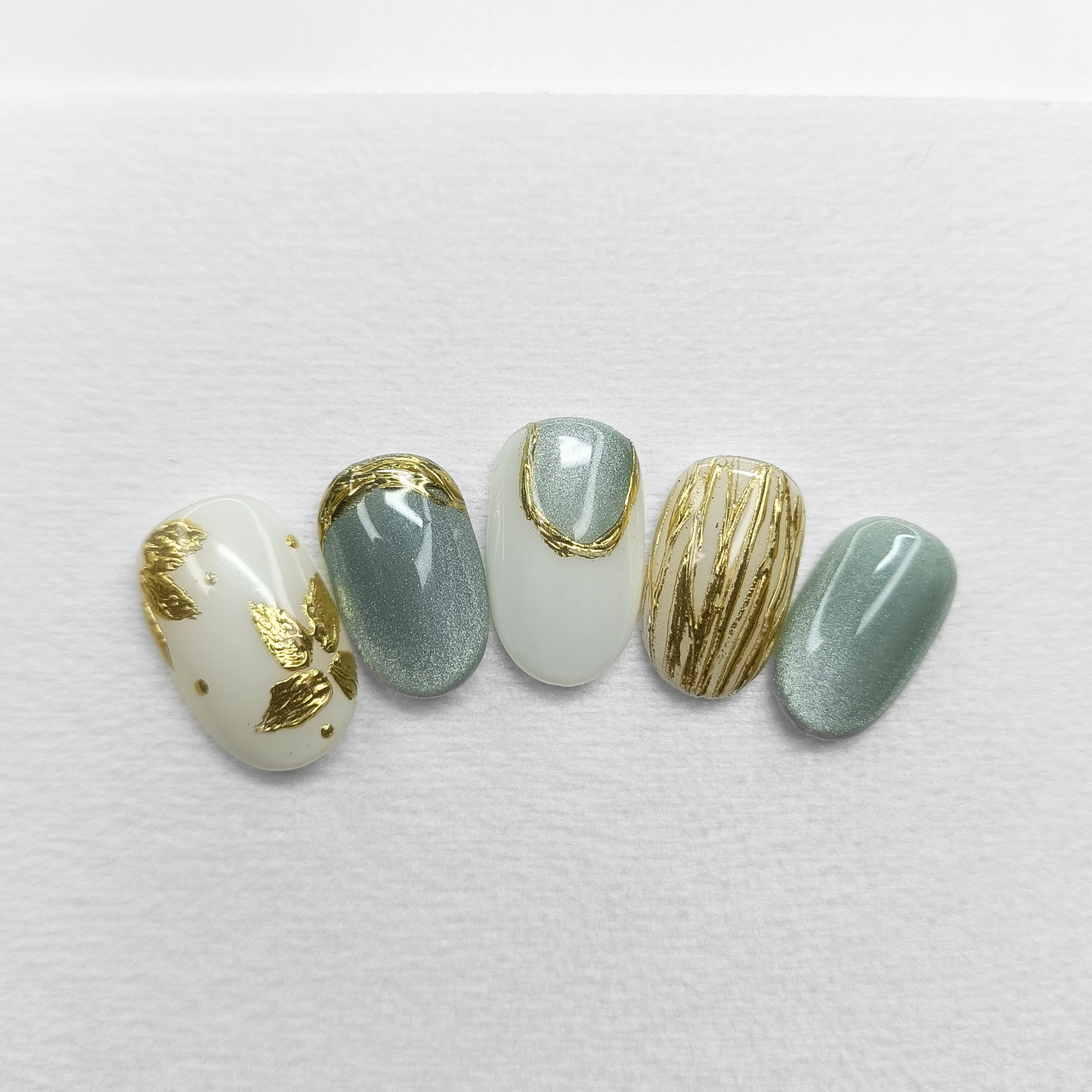 EMERALD WHISPER Unghie finte press on verde bianco e oro con effetto velvet cat eye