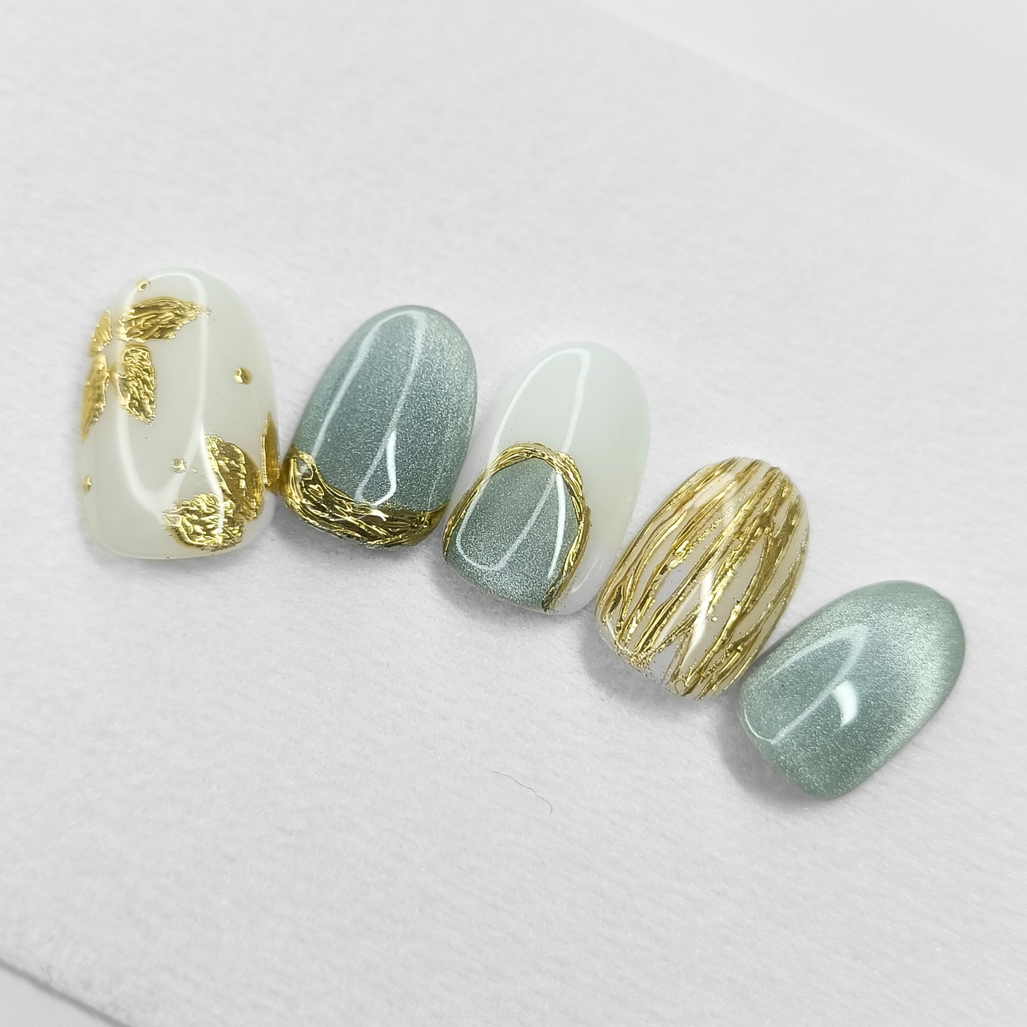 EMERALD WHISPER Unghie finte press on verde bianco e oro con effetto velvet cat eye