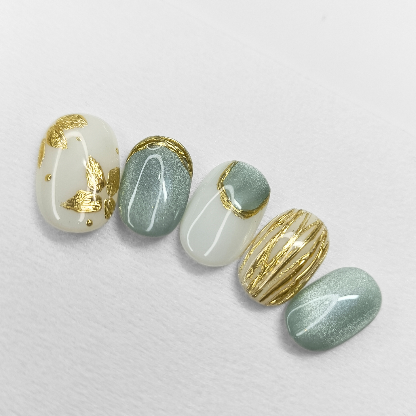EMERALD WHISPER Unghie finte press on verde bianco e oro con effetto velvet cat eye