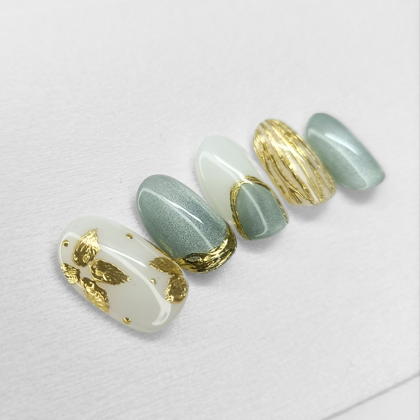 EMERALD WHISPER Unghie finte press on verde bianco e oro con effetto velvet cat eye