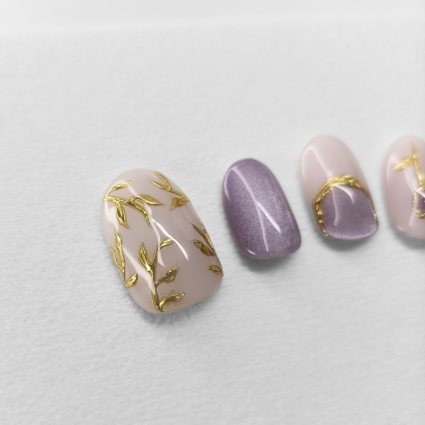 GOLDEN LAVENDER Unghie finte press on viola e oro effetto velvet cat eye