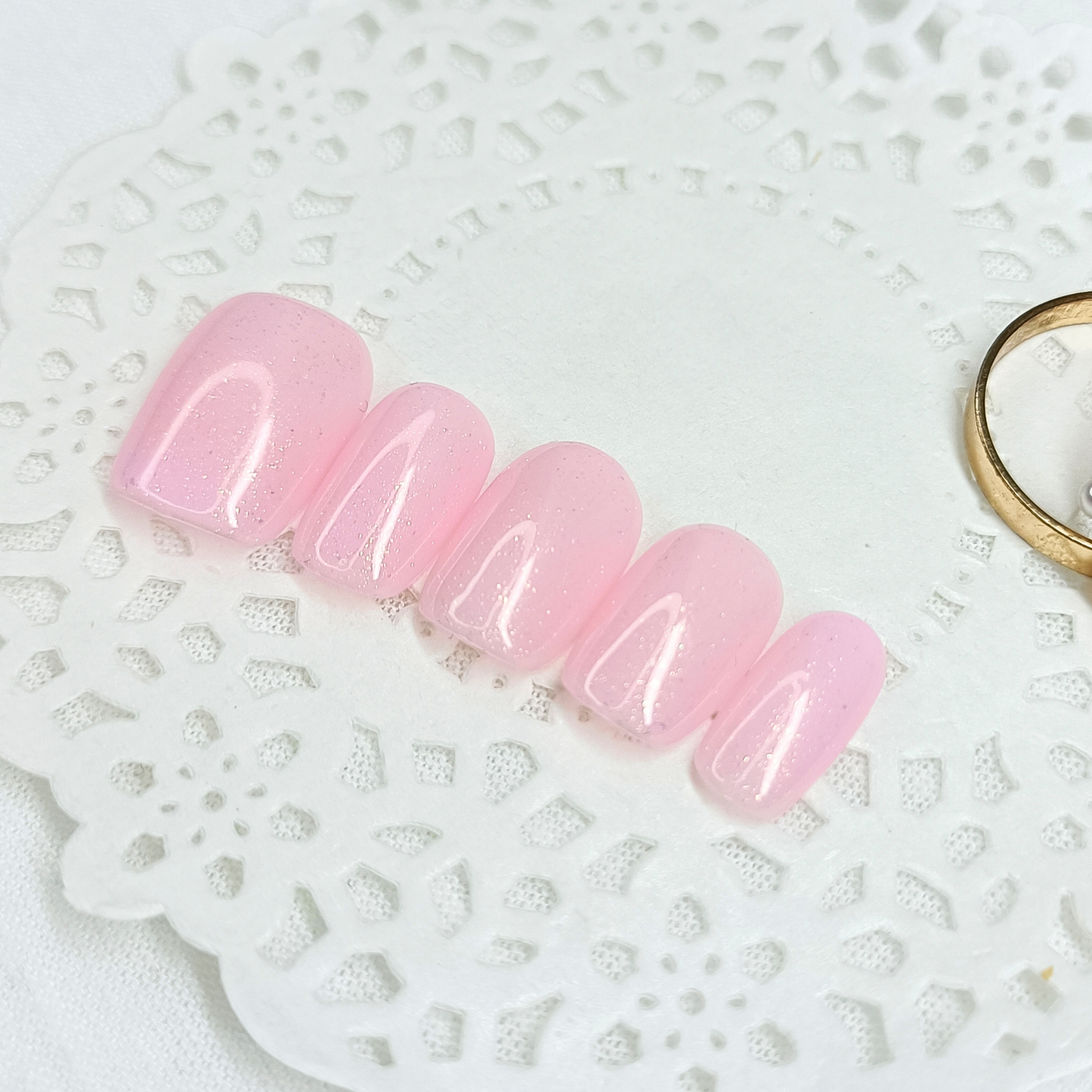 GOLDEN BLUSH – Unghie finte press on rosa nude con microglitter oro