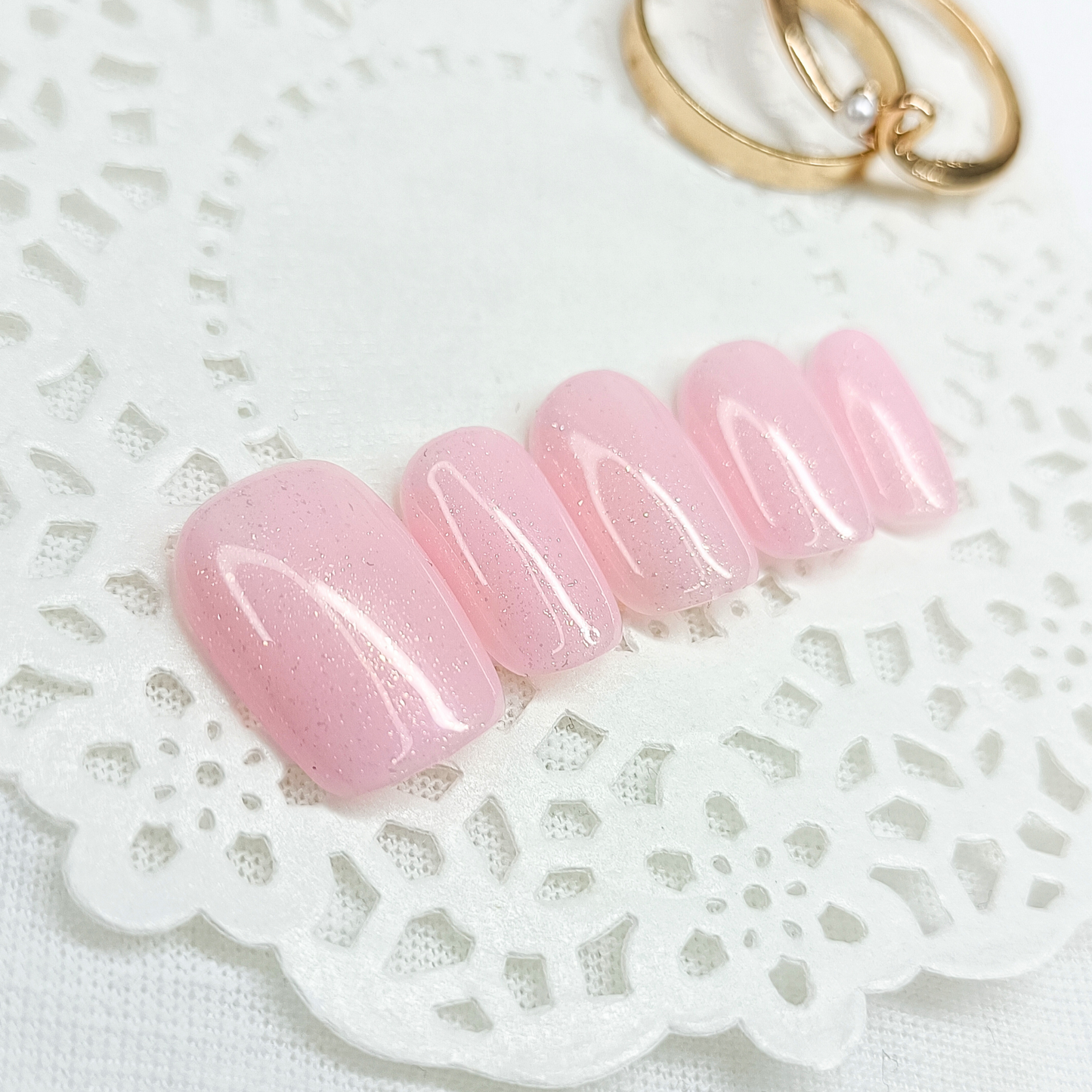GOLDEN BLUSH – Unghie finte press on rosa nude con microglitter oro