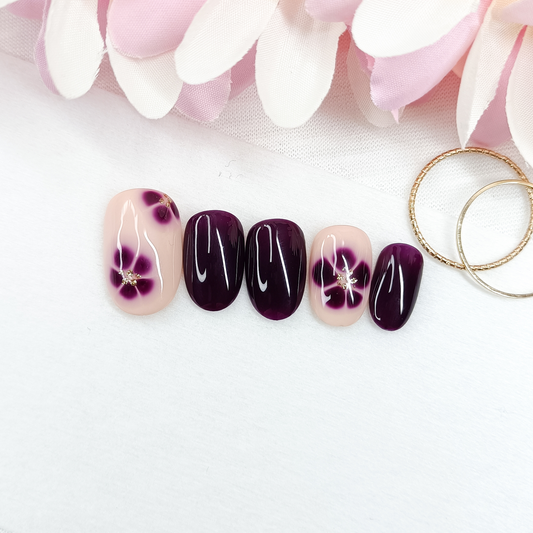 MIDNIGHT BLOOM – Unghie finte press on viola scuro e nude con fiori