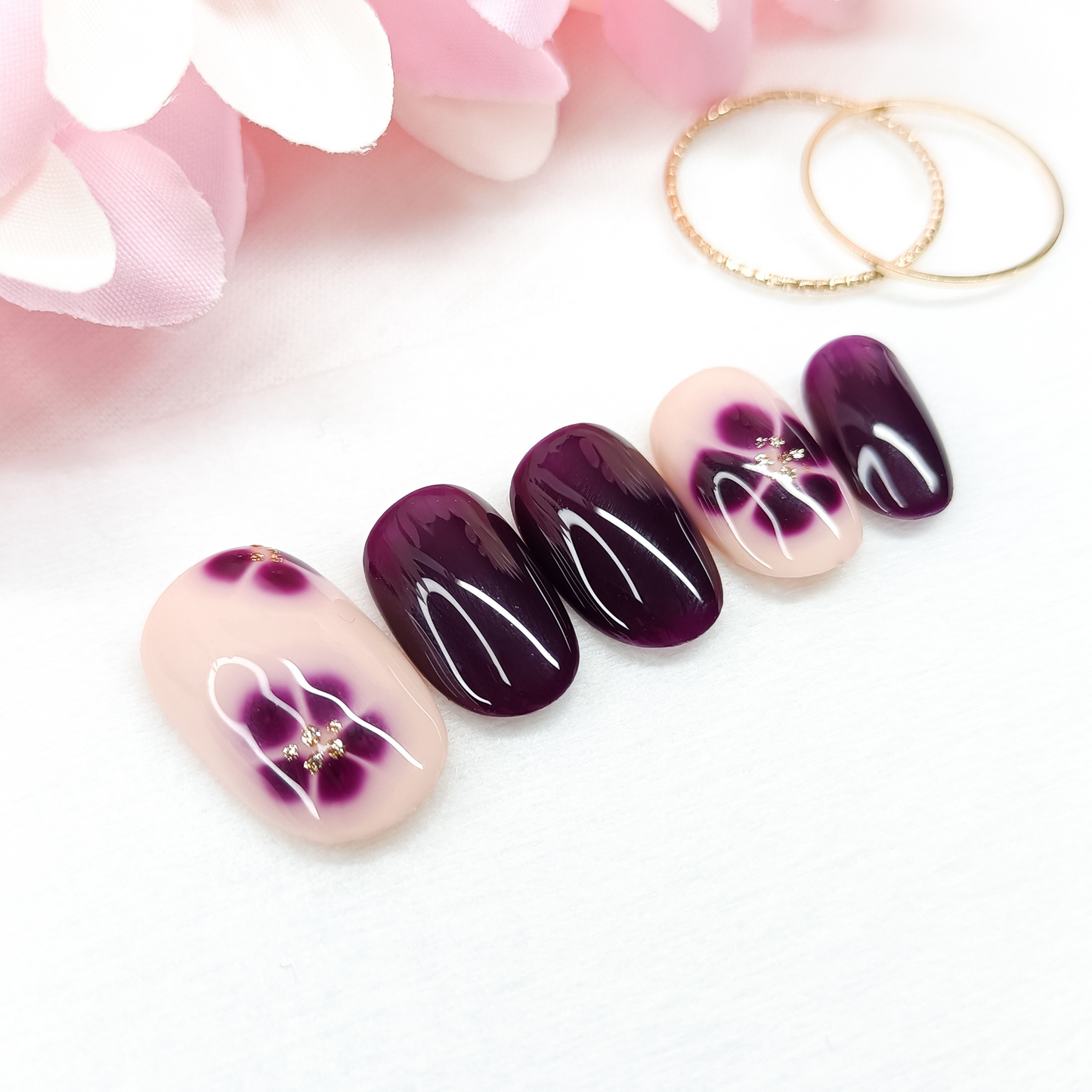 MIDNIGHT BLOOM – Unghie finte press on viola scuro e nude con fiori
