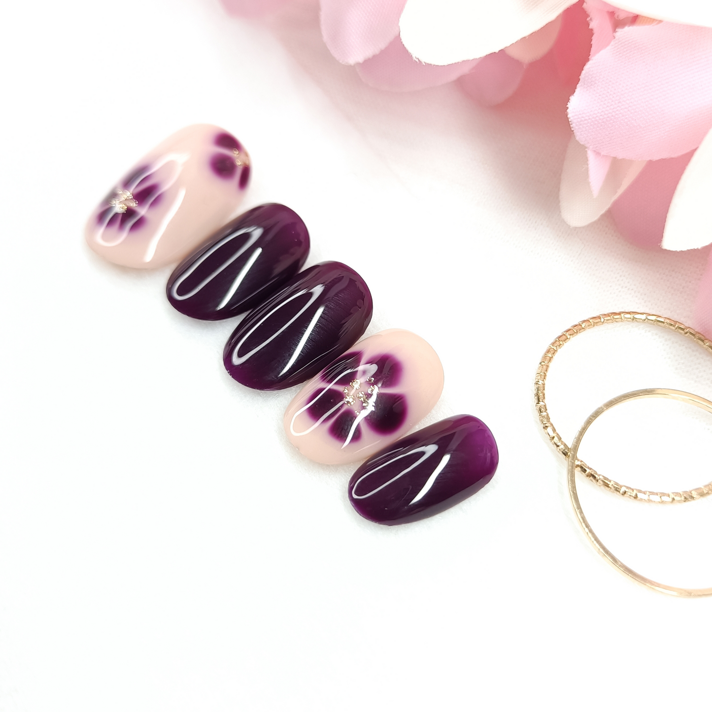MIDNIGHT BLOOM – Unghie finte press on viola scuro e nude con fiori