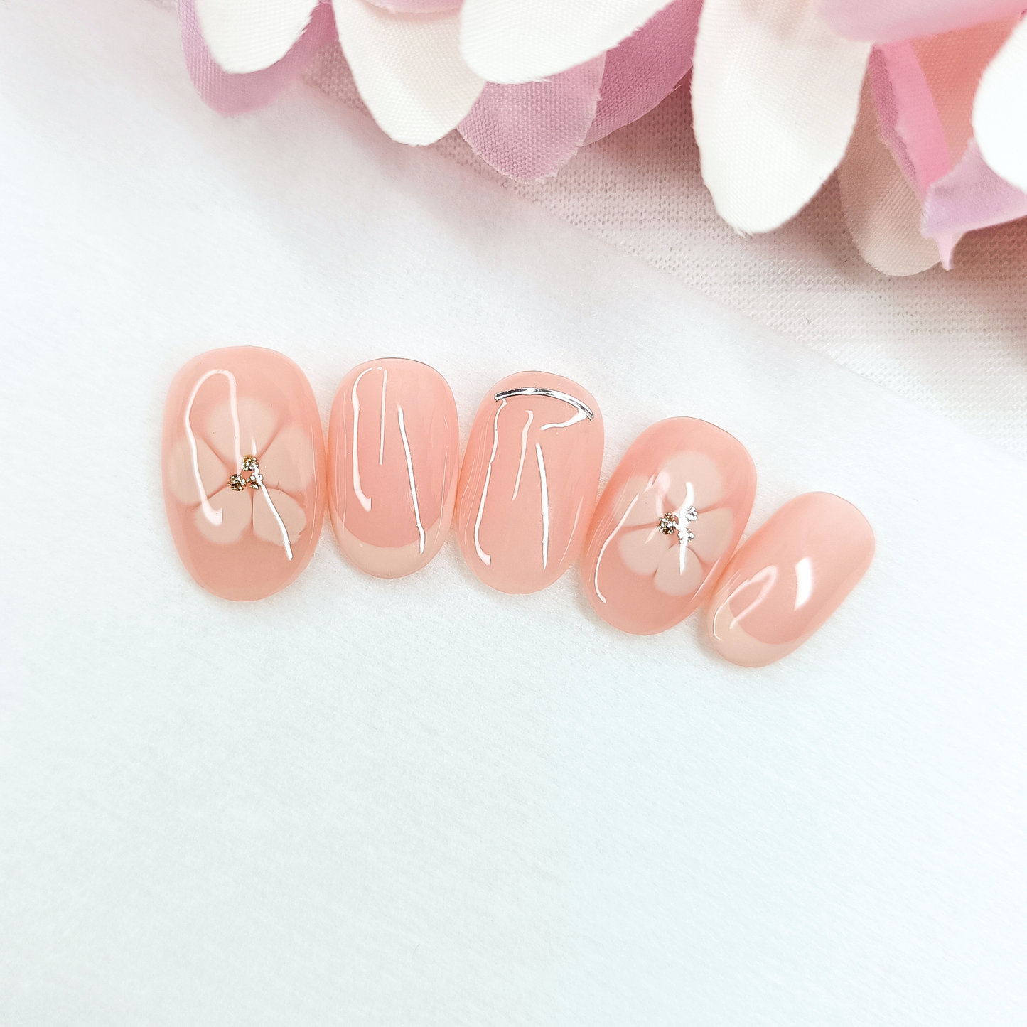 SILK PETALS – Unghie finte press on nude con french beige e nail art floreale