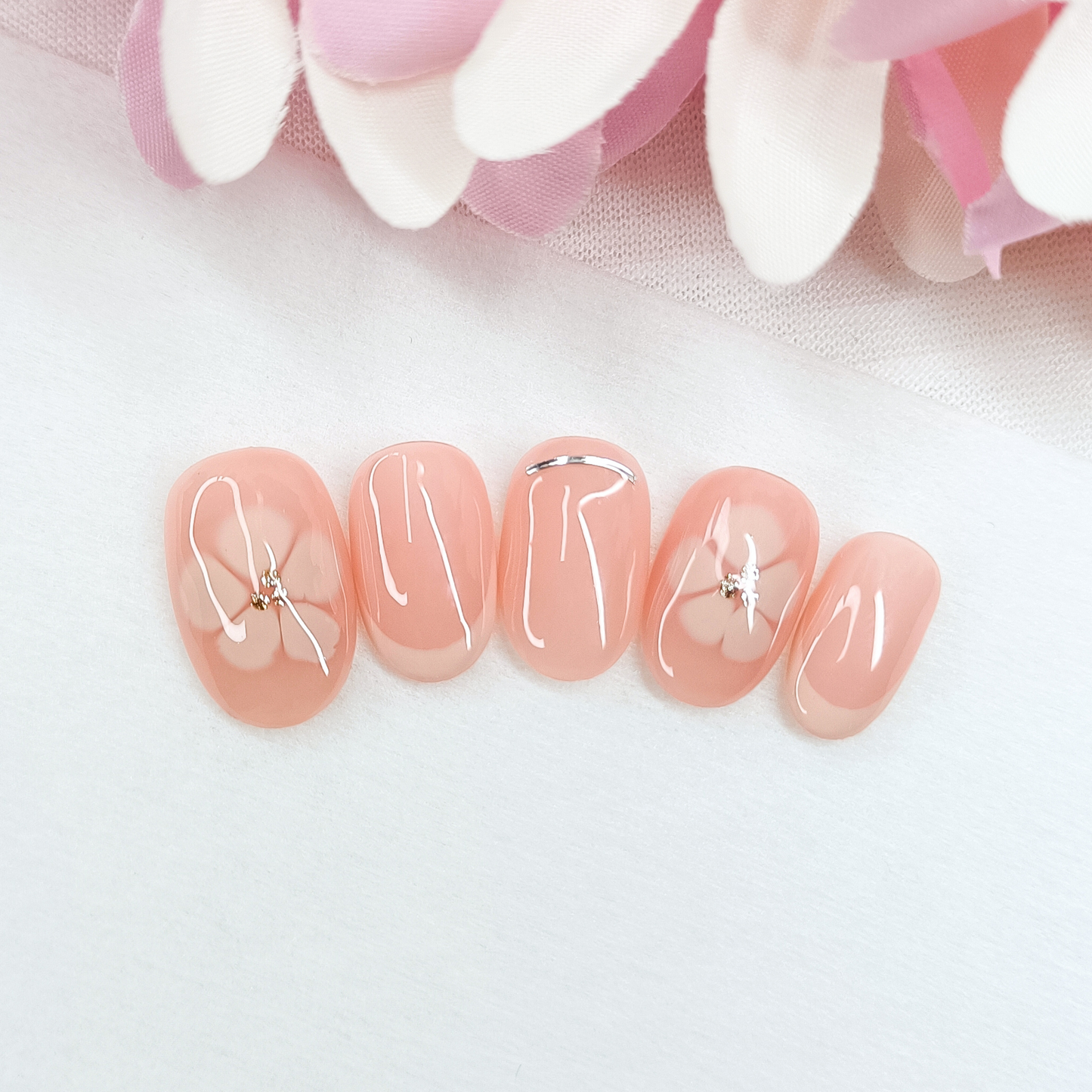SILK PETALS – Unghie finte press on nude con french beige e nail art floreale