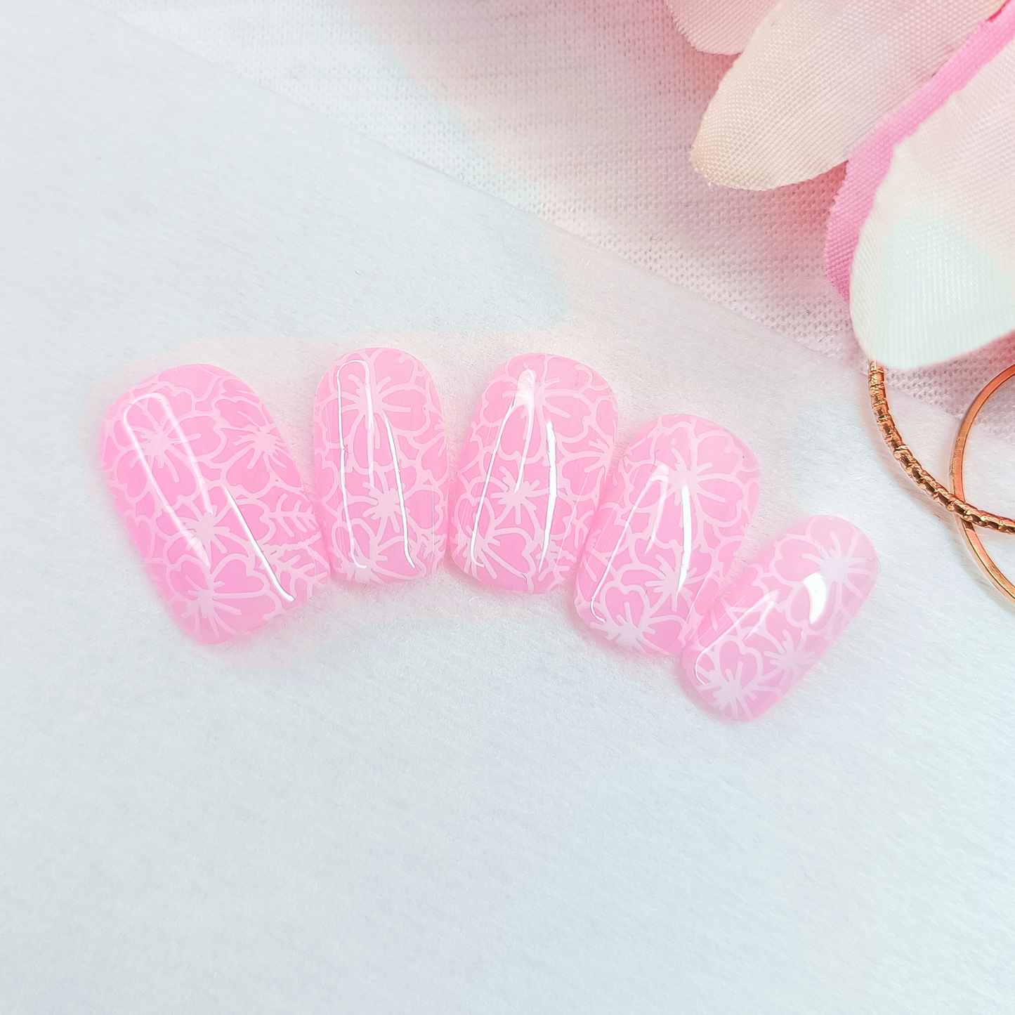 AMELIE – Unghie finte press on rosa con fiori bianchi
