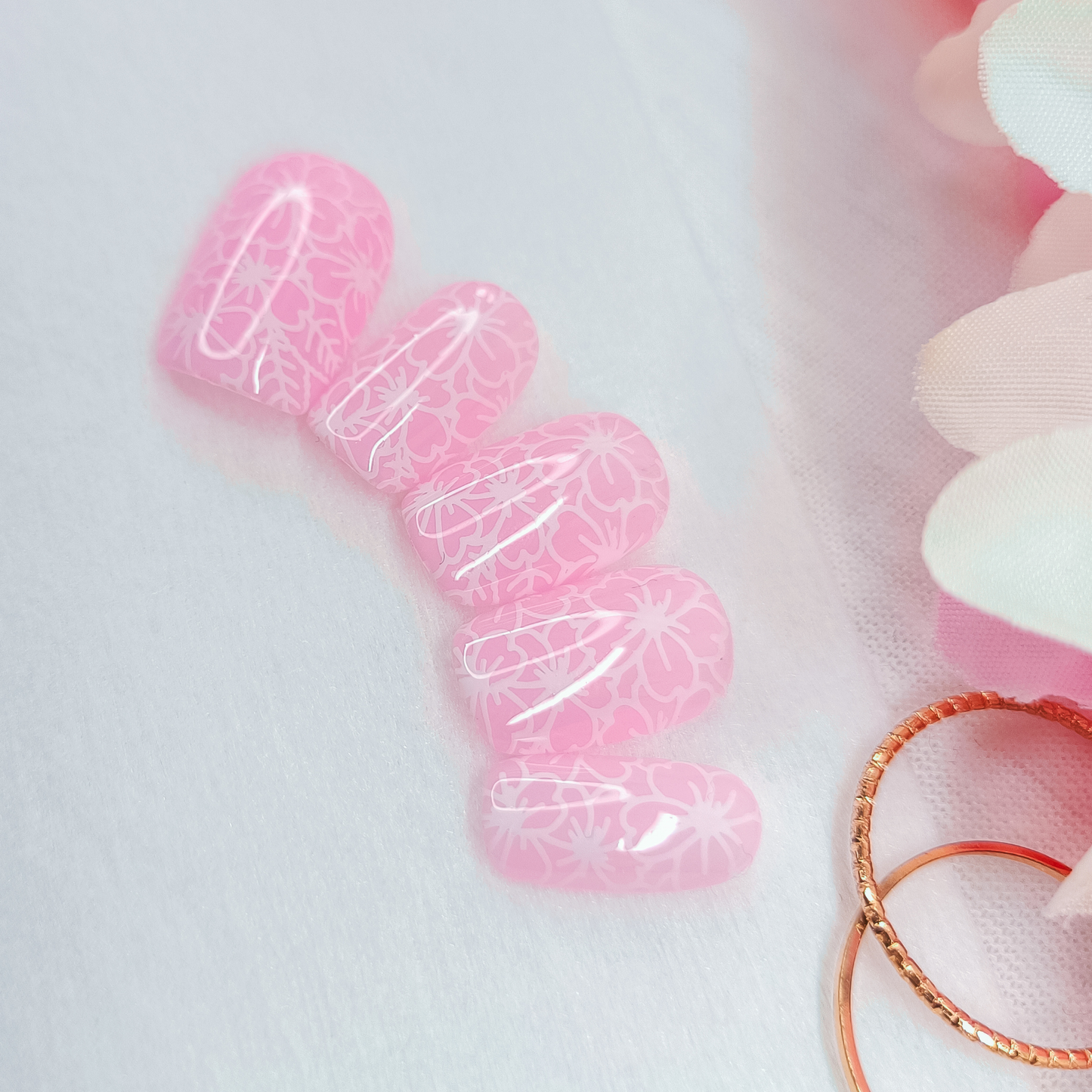 AMELIE – Unghie finte press on rosa con fiori bianchi
