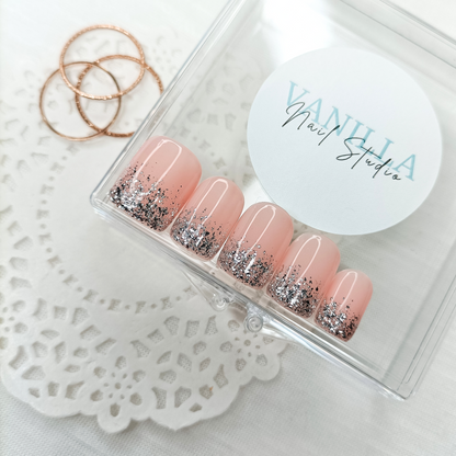 Set unghie finte press on rosa nude con sfumatura glitter argento