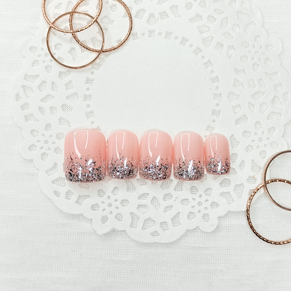Set unghie finte press on rosa nude con sfumatura glitter argento