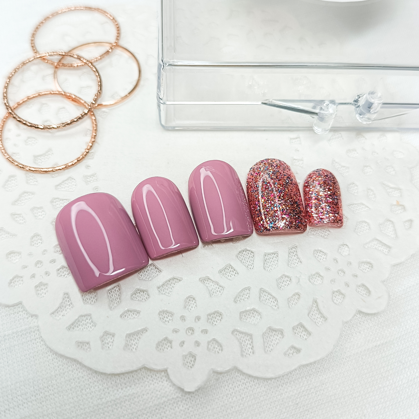Set unghie finte rosa malva con glitter oro