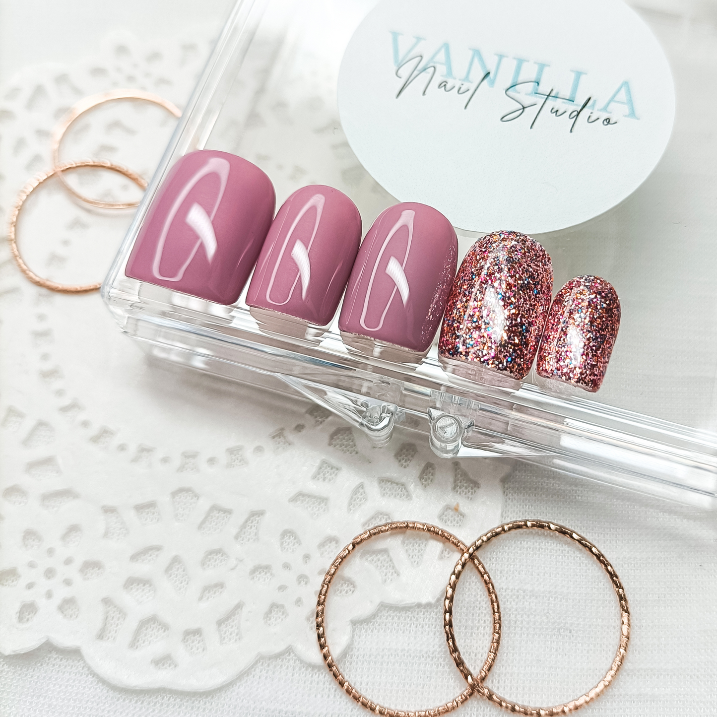 Set unghie finte rosa malva con glitter oro