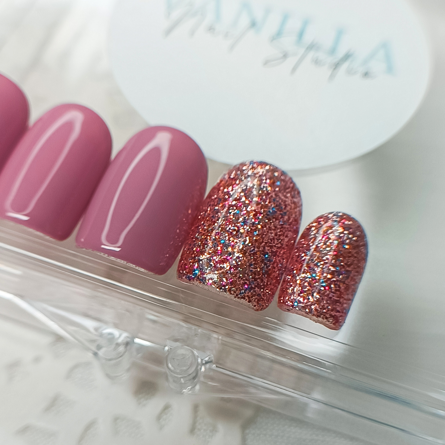 Set unghie finte rosa malva con glitter oro